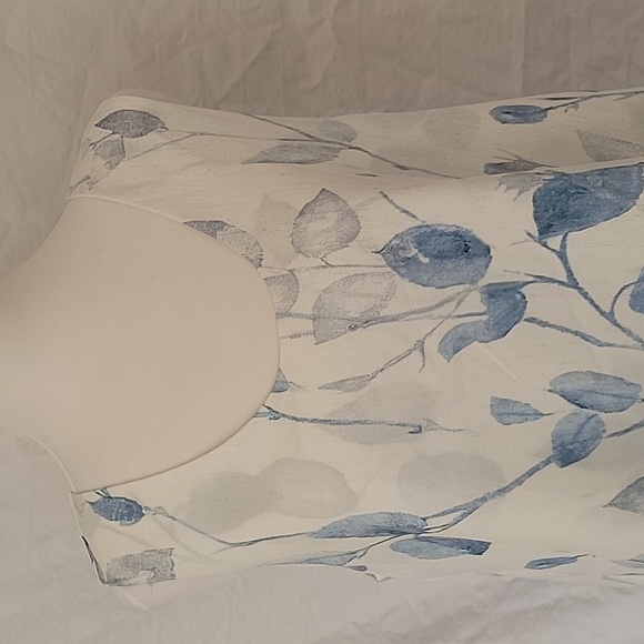 Unbranded Size M White w/ Blue Floral Tiered / Layered-Look Tank Sleeveless Top - Picture 2 of 12